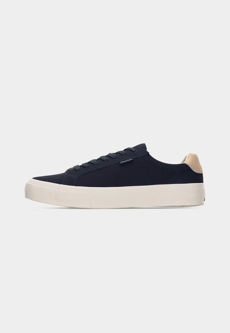 Niedrig geschnittener Sneaker in Marineblau mit beigem Fersenlasche, weißer dicker Sohle und Schnürverschluss, von der linken Seite auf hellem grauem Hintergrund dargestellt.