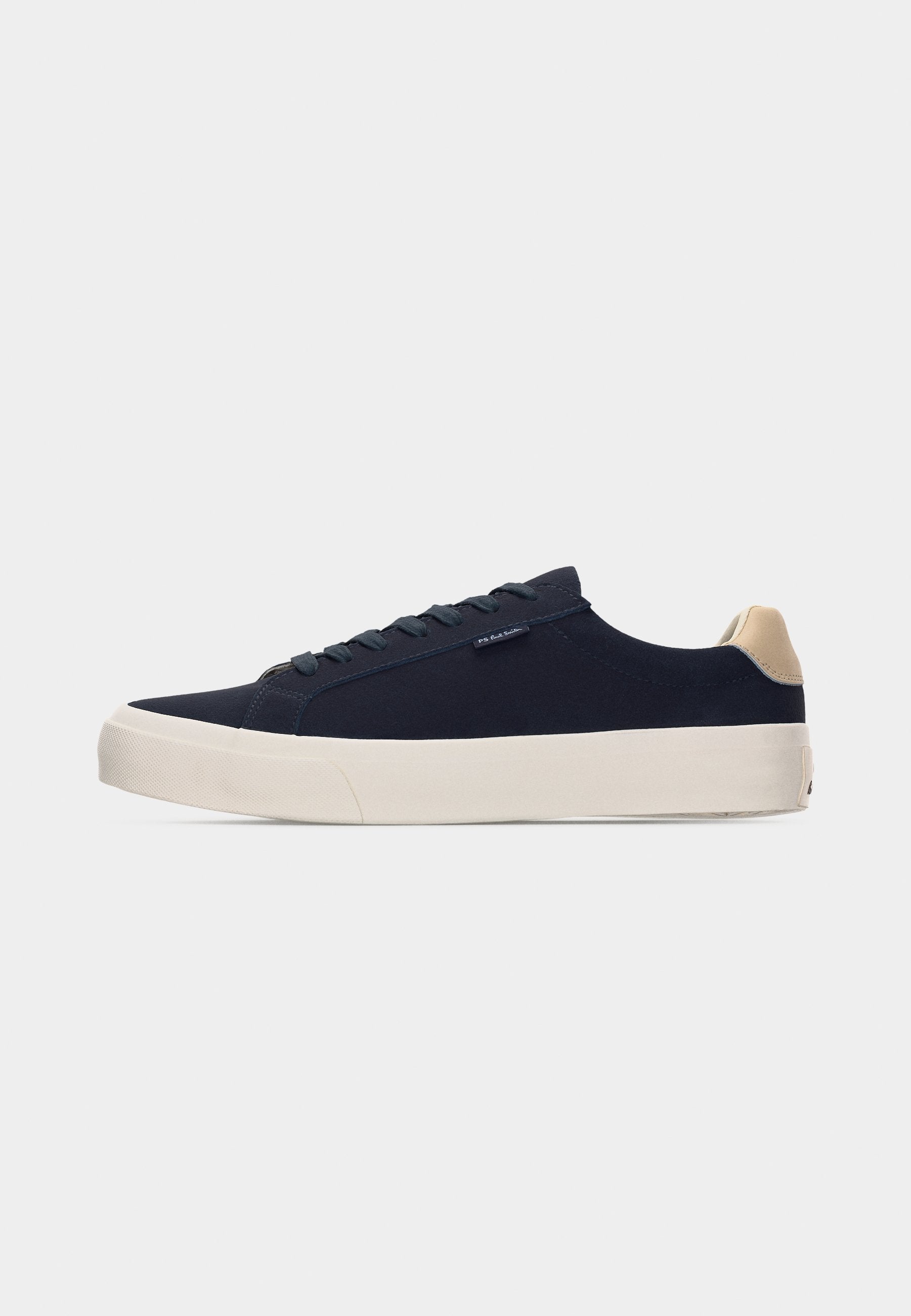Niedrig geschnittener Sneaker in Marineblau mit beigem Fersenlasche, weißer dicker Sohle und Schnürverschluss, von der linken Seite auf hellem grauem Hintergrund dargestellt.