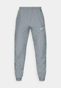 Nike Jogginghose aus grauem Polyester mit elastischem Bund, schmal zulaufenden Bündchen und neongrünen seitlichen Akzenten; verfügt über ein Logo auf der vorderen rechten Seite.