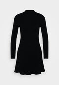 Schwarzes, geripptes Kleid mit hohem Ausschnitt und langen Ärmeln. Der ausgestellte Saum sorgt für eine fließende Silhouette. Gleichmäßige, glatte Textur.