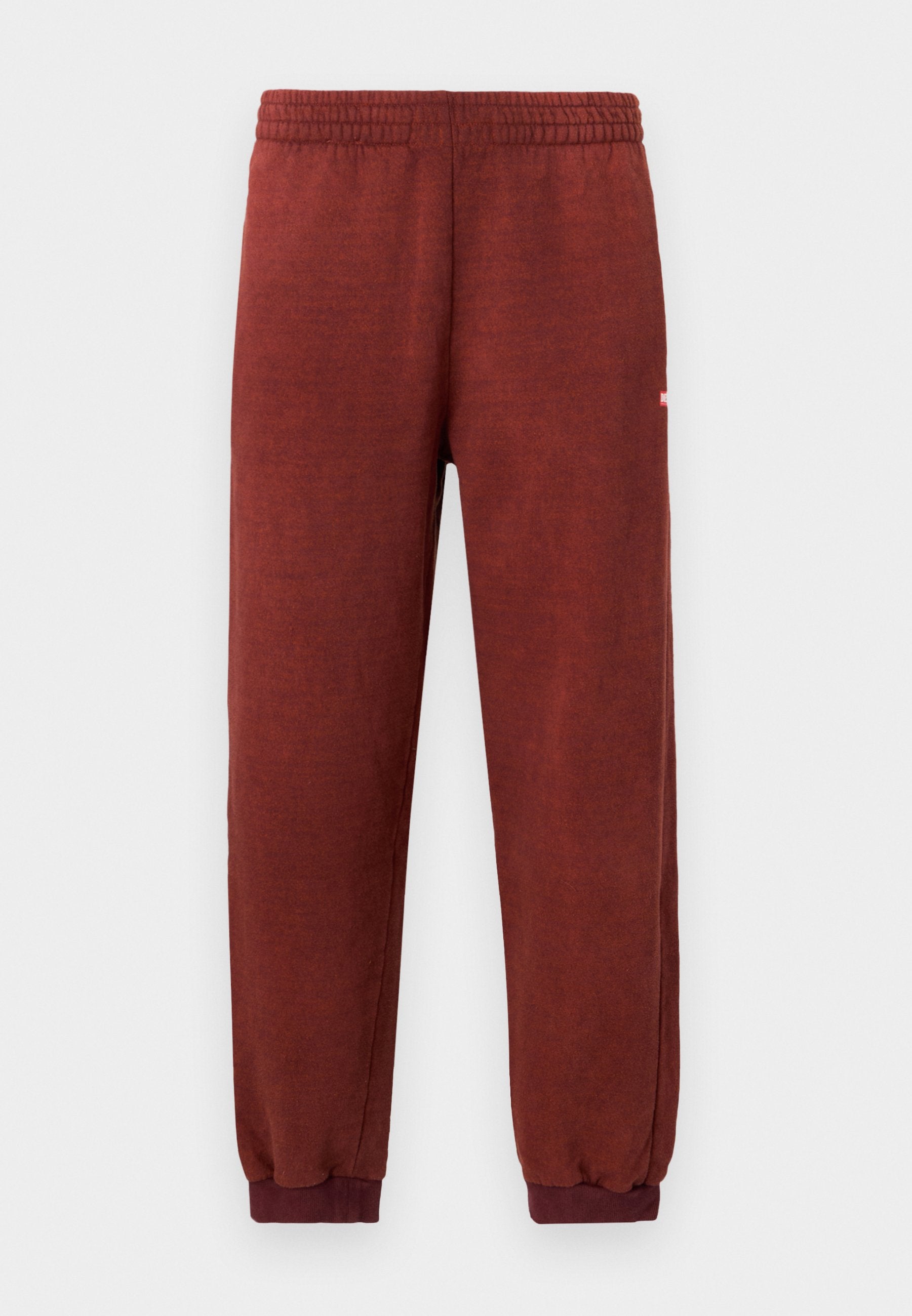 Rustfarbene Fleece-Sweatpants mit elastischem Bund und Knöchelabschlüssen, vor einem weißen Hintergrund präsentiert.