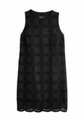 Ärmelloses schwarzes Kleid mit kreisförmigem Ausschnitt, Spitzenmuster, rundem Ausschnitt und gewelltem Saum.