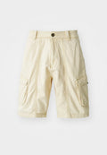 Knielange Cargo-Shorts aus leichtbeigem Stoff mit Knopfverschluss, zwei großen Seitentaschen und sichtbaren Nähdetails.