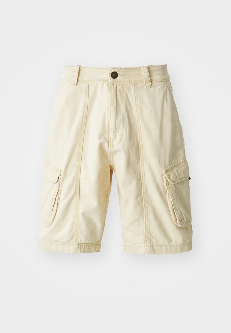 Knielange Cargo-Shorts aus leichtbeigem Stoff mit Knopfverschluss, zwei großen Seitentaschen und sichtbaren Nähdetails.
