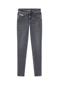 Dunkelgraue Slim-Fit-Jeans mit fünf Taschen und einem Frontknopf- und Reißverschluss, vor einem weißen Hintergrund präsentiert.