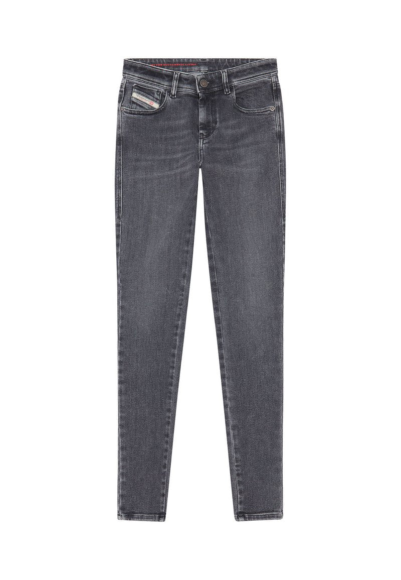 Dunkelgraue Slim-Fit-Jeans mit fünf Taschen und einem Frontknopf- und Reißverschluss, vor einem weißen Hintergrund präsentiert.