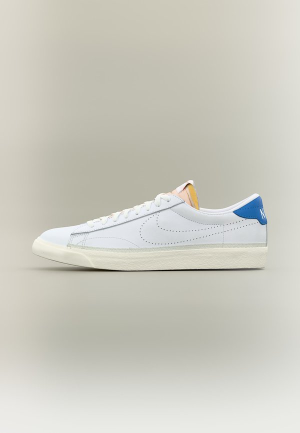 Nike Sportswear TENNIS CLASSIC SMASH UNISEX - Trainers - white/light photo blue/team orange/black/sail