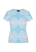 Kurzärmeliges, tailliertes T-Shirt mit blauem und rosa Batikmuster und kleinem Logopatch nahe dem Saum.
