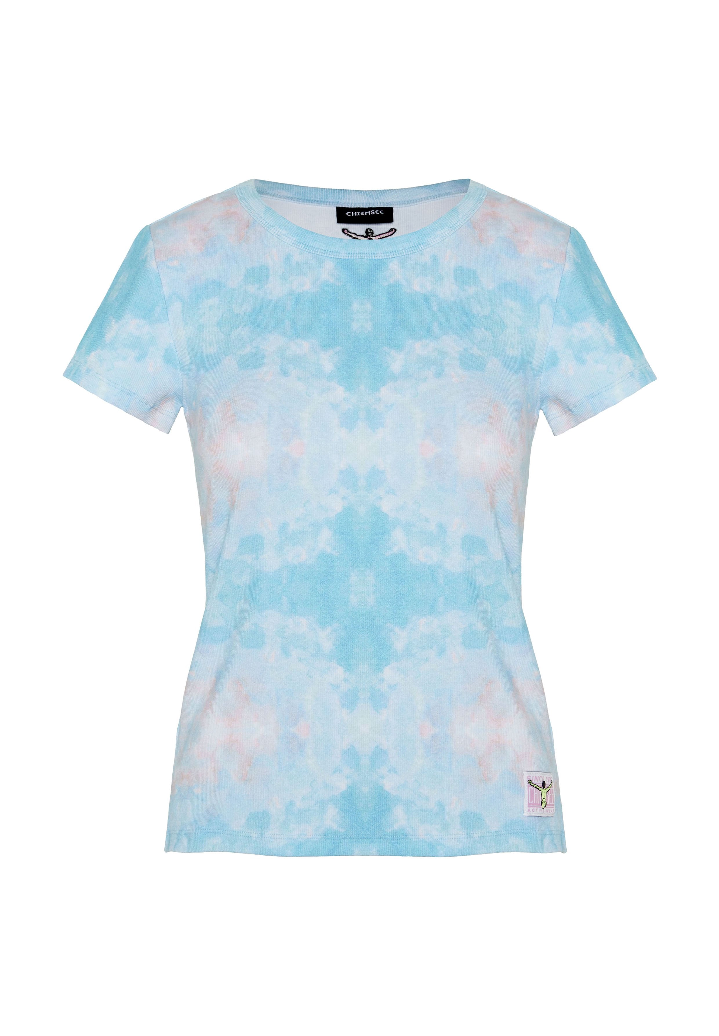 Kurzärmeliges, tailliertes T-Shirt mit blauem und rosa Batikmuster und kleinem Logopatch nahe dem Saum.