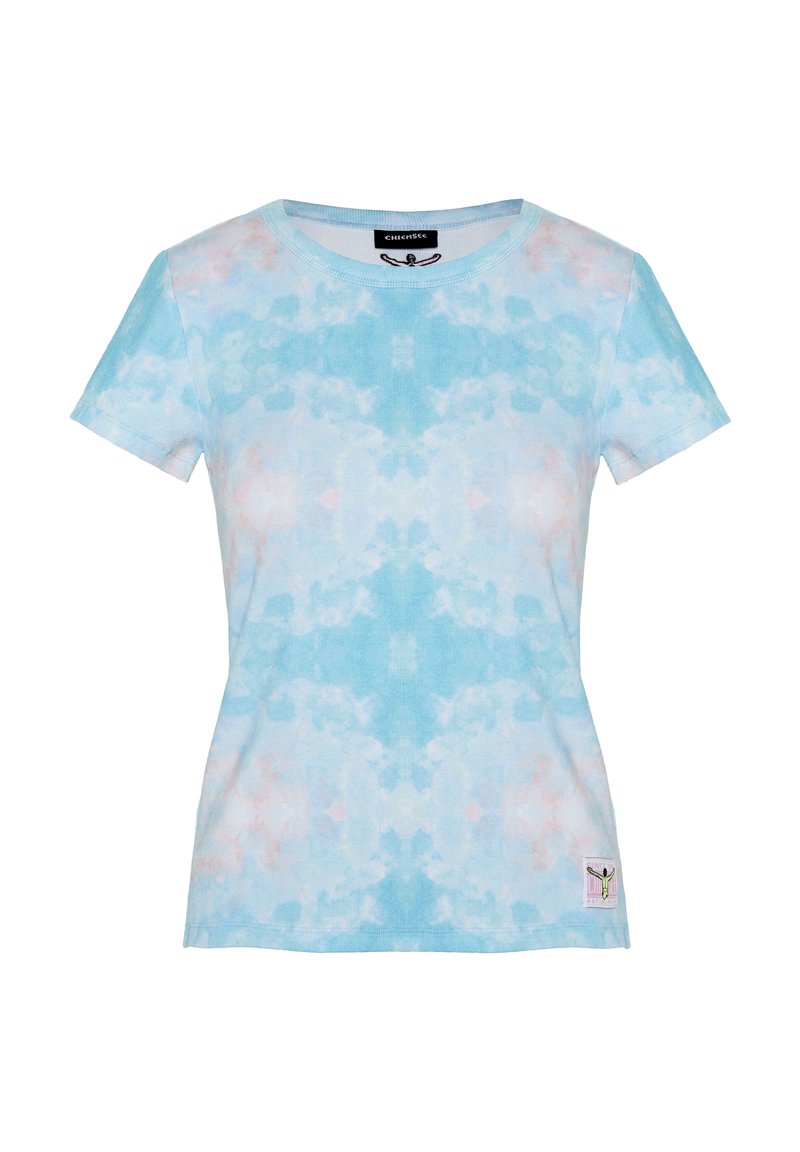 Kurzärmeliges, tailliertes T-Shirt mit blauem und rosa Batikmuster und kleinem Logopatch nahe dem Saum.