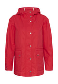 Rote wasserdichte Jacke mit Kapuze, vorderer Druckknopfleiste, zwei unteren Taschen und geradem Schnitt. Glatte Textur mit minimalistischem Design.