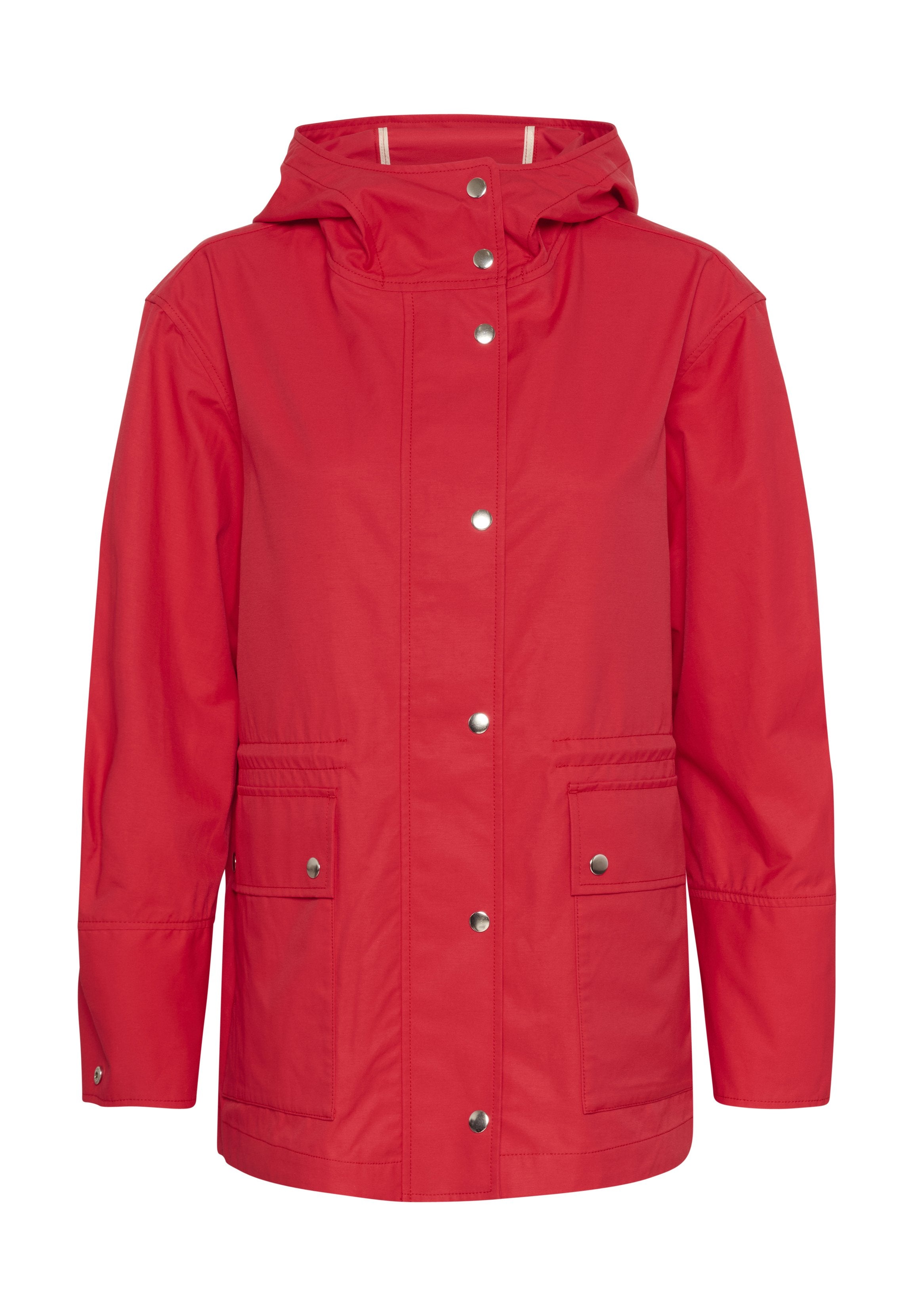 Rote wasserdichte Jacke mit Kapuze, vorderer Druckknopfleiste, zwei unteren Taschen und geradem Schnitt. Glatte Textur mit minimalistischem Design.