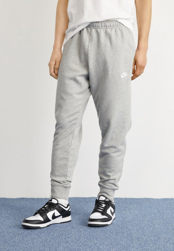 Nike Sportswear CLUB JGGR FT - Tracksuit bottoms - dark grey heather/matte silver/white