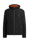 Schwarze isolierte Jacke mit Kapuze, orangefarbenem Futter, silbernem Reißverschluss und Reißverschlusstasche am Arm. Mit Logodetails auf der Vorderseite.
