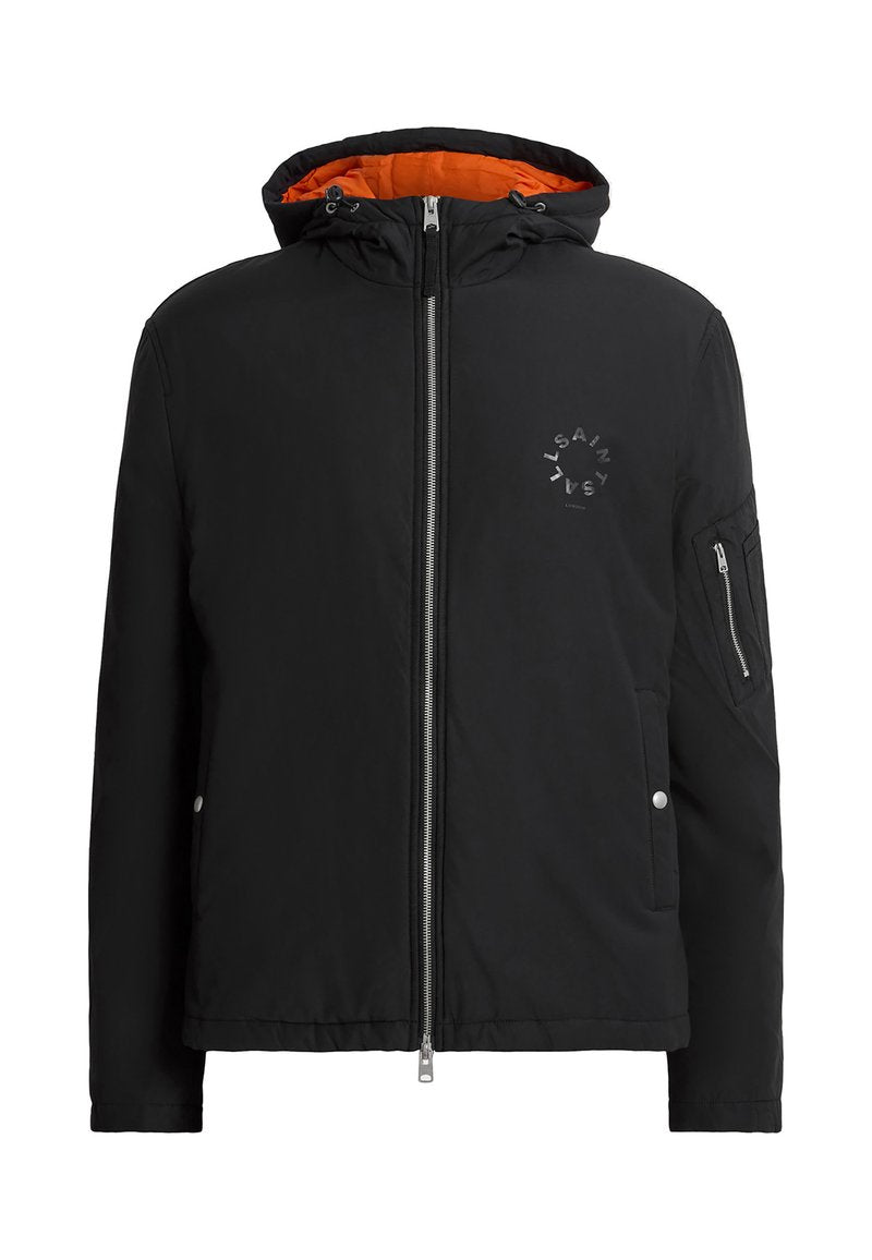 Schwarze isolierte Jacke mit Kapuze, orangefarbenem Futter, silbernem Reißverschluss und Reißverschlusstasche am Arm. Mit Logodetails auf der Vorderseite.