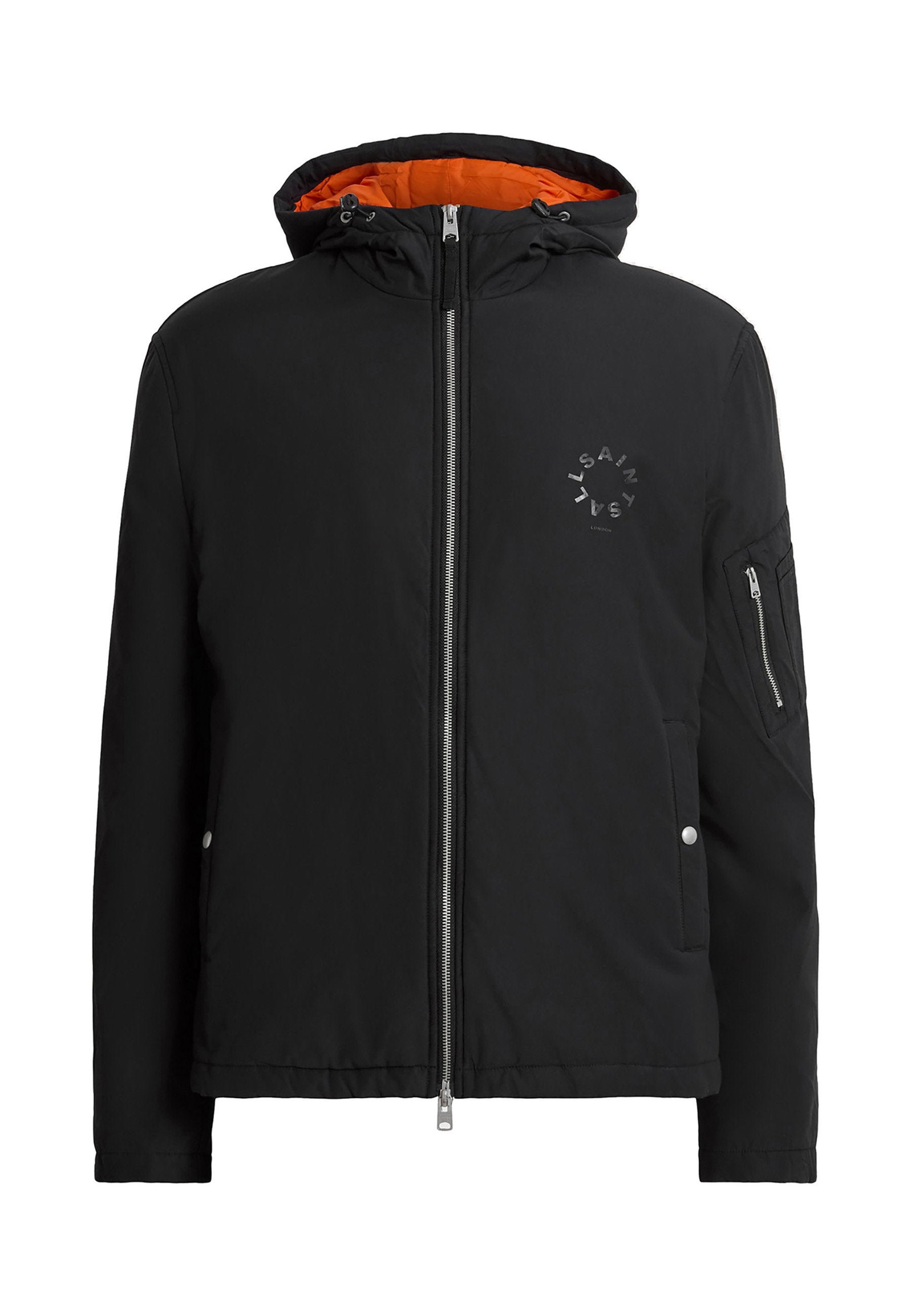 Schwarze isolierte Jacke mit Kapuze, orangefarbenem Futter, silbernem Reißverschluss und Reißverschlusstasche am Arm. Mit Logodetails auf der Vorderseite.