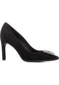 Schwarze Wildleder-Pumps mit hohen Absätzen, spitz zulaufender Zehenpartie und einer dekorativen silberfarbenen Verzierung auf der Vorderseite. Sanfte Textur, elegantes Design.