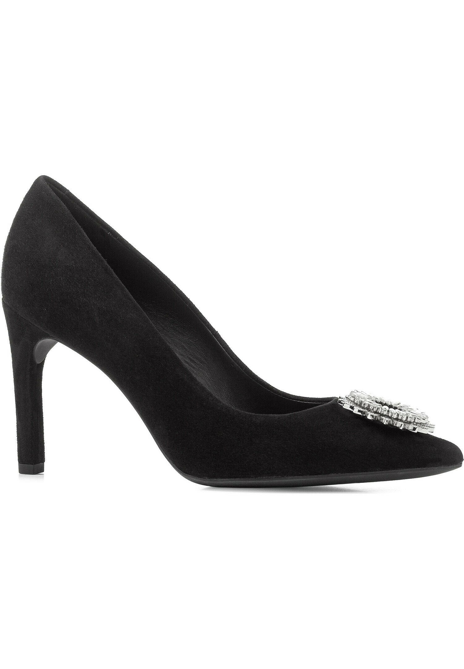 Schwarze Wildleder-Pumps mit hohen Absätzen, spitz zulaufender Zehenpartie und einer dekorativen silberfarbenen Verzierung auf der Vorderseite. Sanfte Textur, elegantes Design.