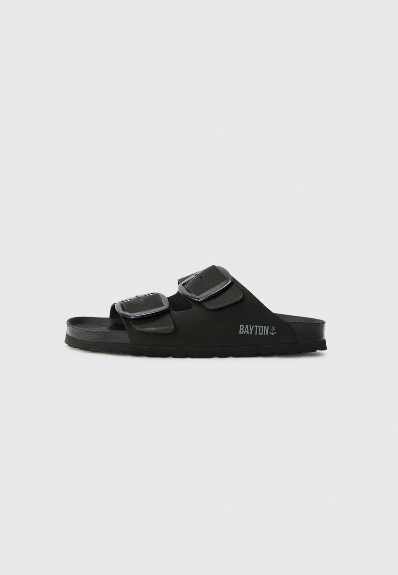 Schwarze Slipper-Sandalen mit zwei verstellbaren, schnallenverzierten Riemen und dem "BAYTON"-Logo an der Seite, flacher Sohle, minimalistisches Design.