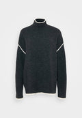 Dunkelgrauer Pullover mit hohem Kragen, der einen weißen Akzentstreifen über die Schultern und kontrastierende weiße Säume an den Ärmelenden und am unteren Saum aufweist.