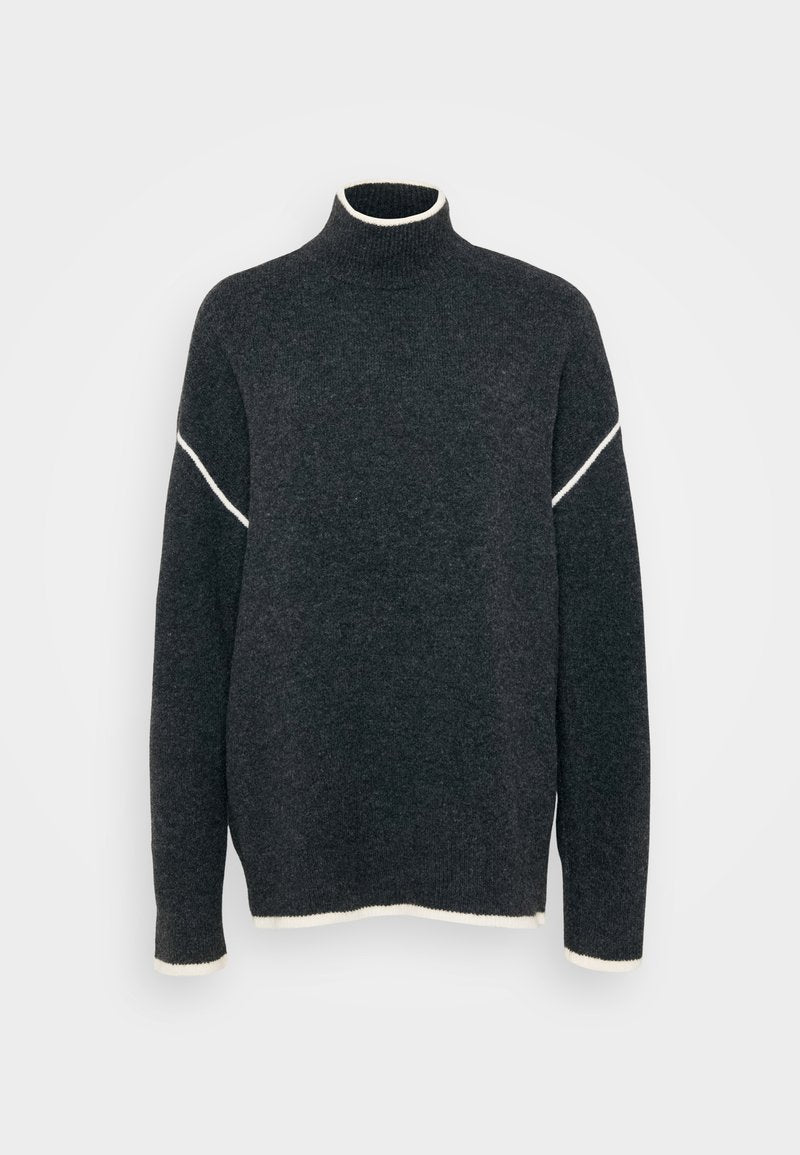 Dunkelgrauer Pullover mit hohem Kragen, der einen weißen Akzentstreifen über die Schultern und kontrastierende weiße Säume an den Ärmelenden und am unteren Saum aufweist.