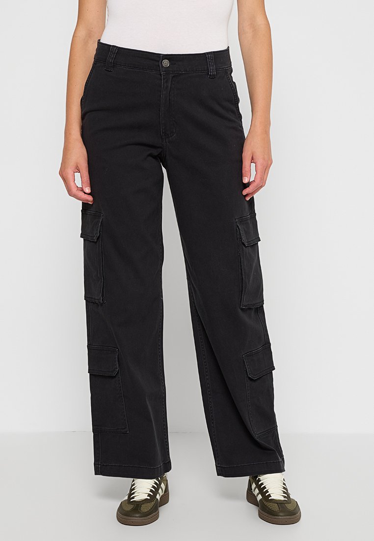 Schwarze Cargo-Hosen aus strapazierfähigem Stoff, mit einer lockeren Passform, weitem Bein, vorderem Knopfverschluss und mehreren Seitentaschen.