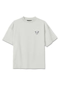 Hellgraues übergroßes T-Shirt mit kurzen Ärmeln und einem kleinen schwarz-weißen geometrischen Logo auf der linken Brust.