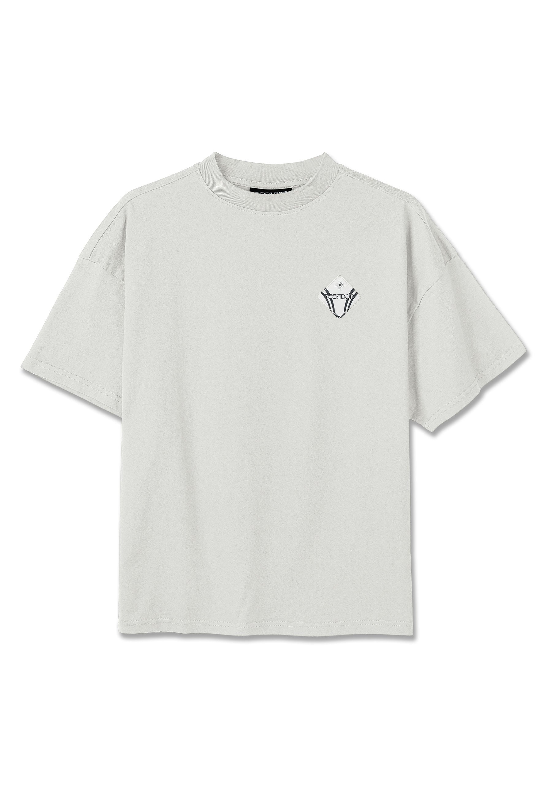 Hellgraues übergroßes T-Shirt mit kurzen Ärmeln und einem kleinen schwarz-weißen geometrischen Logo auf der linken Brust.
