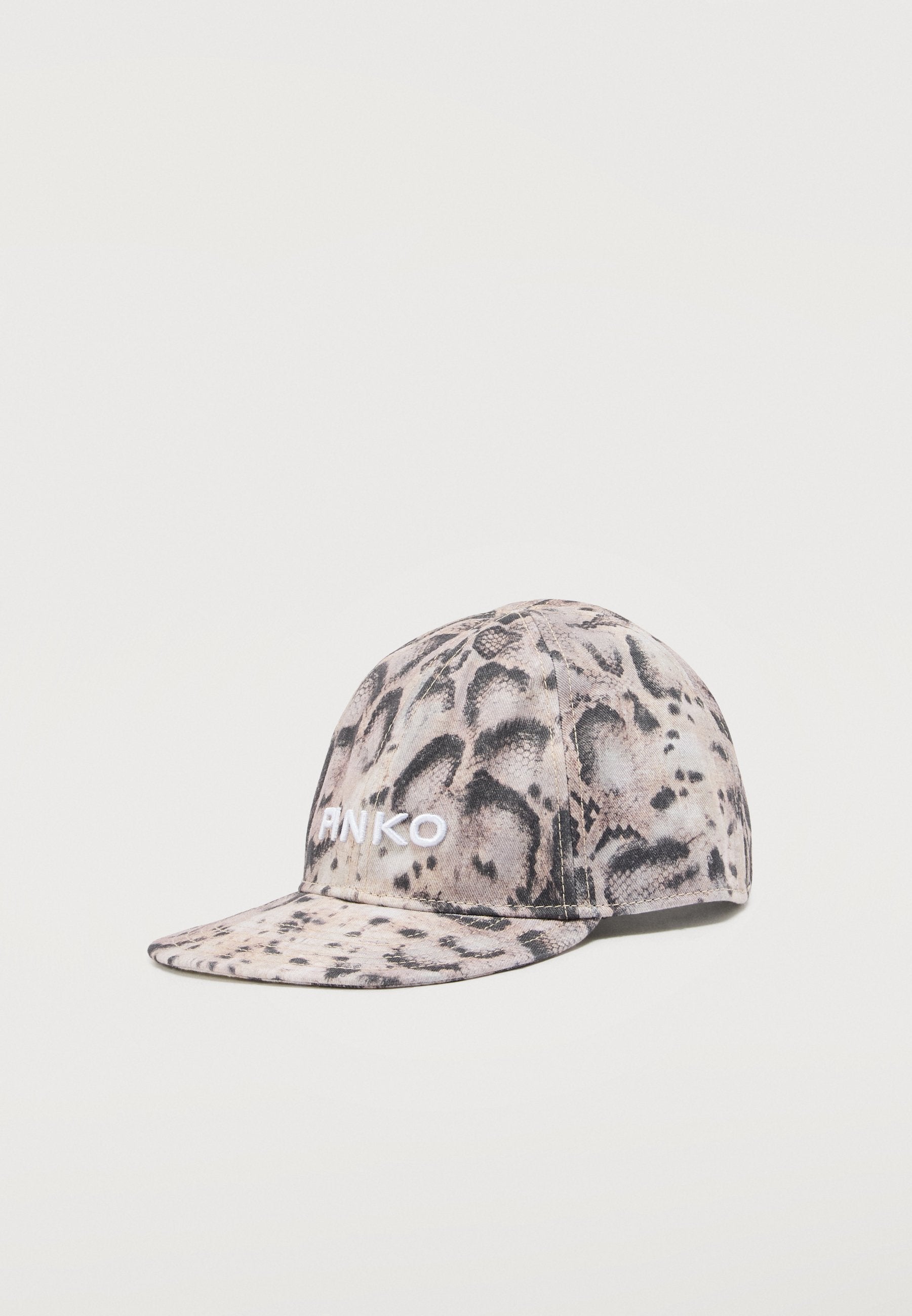 Baseballcap mit beigem und schwarzem Schlangenhautmuster und weiß gesticktem Text "ANKO" auf der Vorderseite, vor schlichtem hellem Hintergrund.
