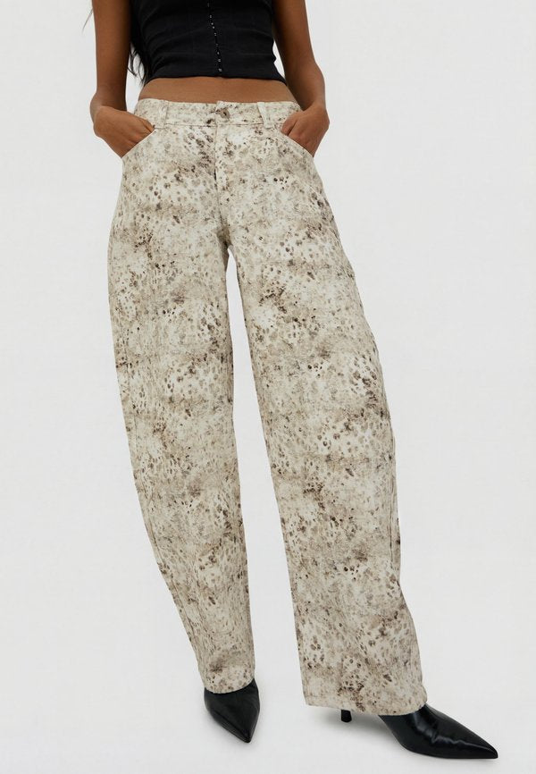 Bershka LOW-RISE BAGGY TEXTURED PRINT  - Trousers - beige