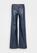 Weite, dunkle Denim-Jeans mit glatter Oberfläche, Fronttaschen und klassischem Knopf- und Reißverschluss. Minimalistisches Design ohne sichtbare Muster.