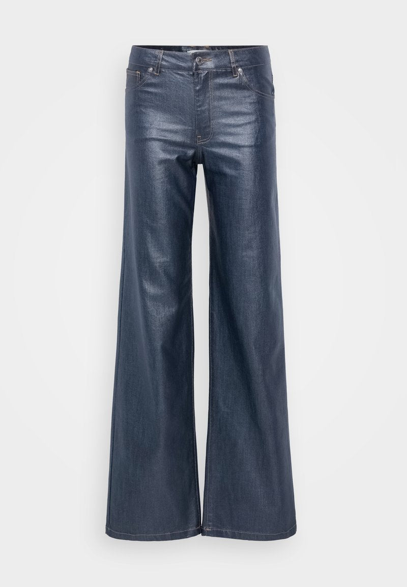 Weite, dunkle Denim-Jeans mit glatter Oberfläche, Fronttaschen und klassischem Knopf- und Reißverschluss. Minimalistisches Design ohne sichtbare Muster.