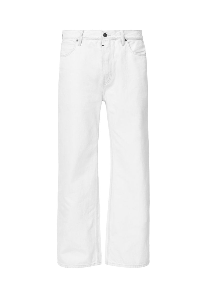 Weiße Jeans im geraden Schnitt mit standardmäßigem Fünf-Taschen-Design und Metallknopfverschluss an der Taille, mit tonalem Nähen.