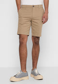 Mann trägt beiges, knie-langes Shorts mit Knopf und Reißverschluss, kombiniert mit grau-beigen Low-Top Sneakers.