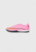 Rosa Sportschuh mit orangefarbenem Akzent, leichtes Design, strukturierte Oberfläche, schwarze Sohle und "AIR ZOOM"-Markierung an der Seite.