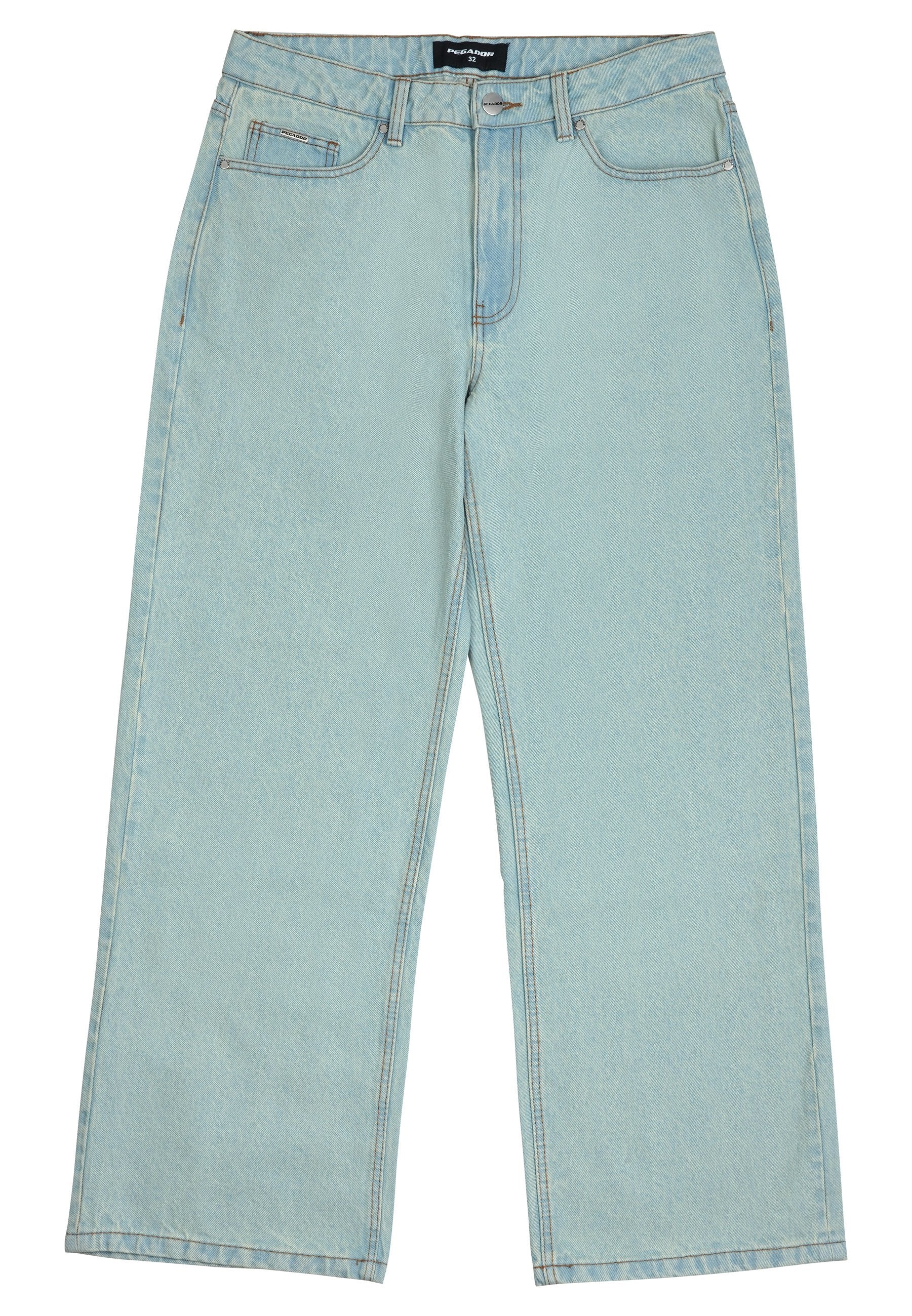 Helleblaue Denim-Hose im weit geschnittenen Stil mit hoher Taille, ausgestattet mit Gürtelschlaufen, Fronttaschen und einer abgedunkelten Textur. Mit Messingknopfverschluss und Steppnähten.