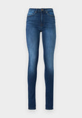 Schmale Jeans aus dunkelblauem Denim. Hoch geschnittenes Design mit fünf Taschen, Knopfverschluss und dezenten Verwaschungen entlang der Beine.