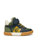 Grüne und marineblaue High-Top-Sneaker mit einem Klettverschluss, strukturiertem Leder und Netzpaneelen, gelben Akzenten und einer Gummisohle.