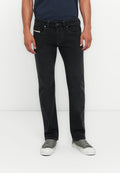 Schwarze Denim-Jeans im Slim-Fit, mit Fünf-Taschen-Design und sichtbaren Nähten. Kombiniert mit grauen Sneakers, vor einem weißen Hintergrund.