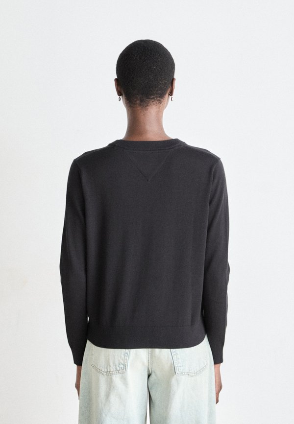Tommy Jeans FLAG EMBROIDERY V-NECK JUMPER