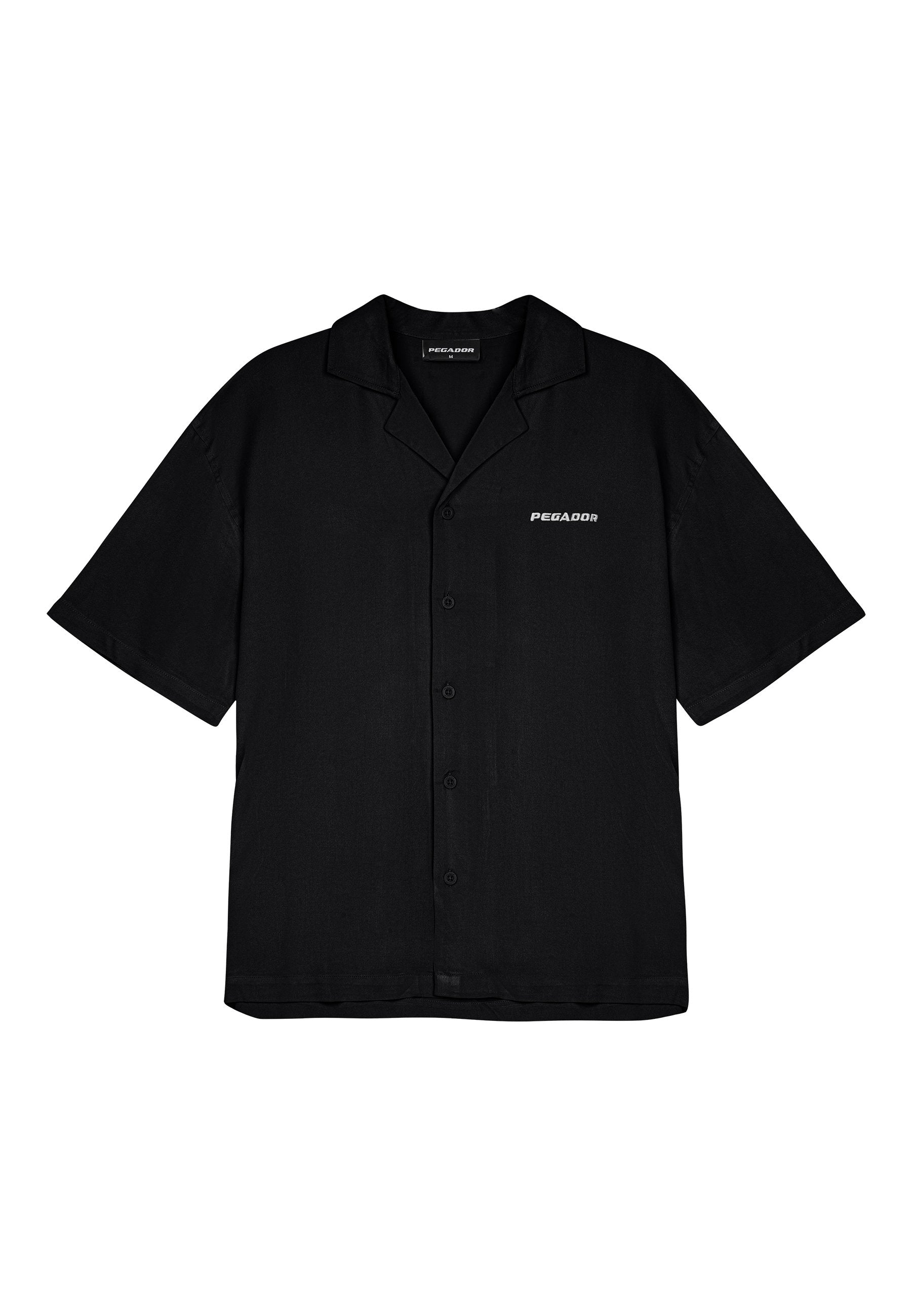 Schwarzes kurzärmliges Shirt mit lockerer Passform, Knopfverschluss und weißem "PEGADOR"-Logo auf der linken Brustseite. Glatte Stofftextur.