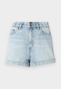 Hellblaue Jeansshorts mit hoher Taille, zwei Fronttaschen, zwei Knöpfen und umgeschlagenen Säumen, mit einem ausgewaschenen Finish und leichtem Fransen.