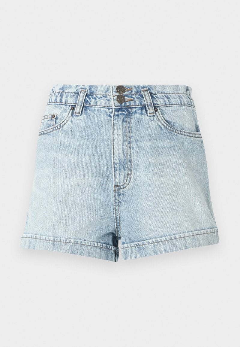 Hellblaue Jeansshorts mit hoher Taille, zwei Fronttaschen, zwei Knöpfen und umgeschlagenen Säumen, mit einem ausgewaschenen Finish und leichtem Fransen.