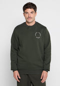 Dunkelgrüner Pullover mit einem runden weißen Logo auf der Brust, Rundhalsausschnitt, langen Ärmeln und gerippten Bündchen und Saum. Weiche Textur.