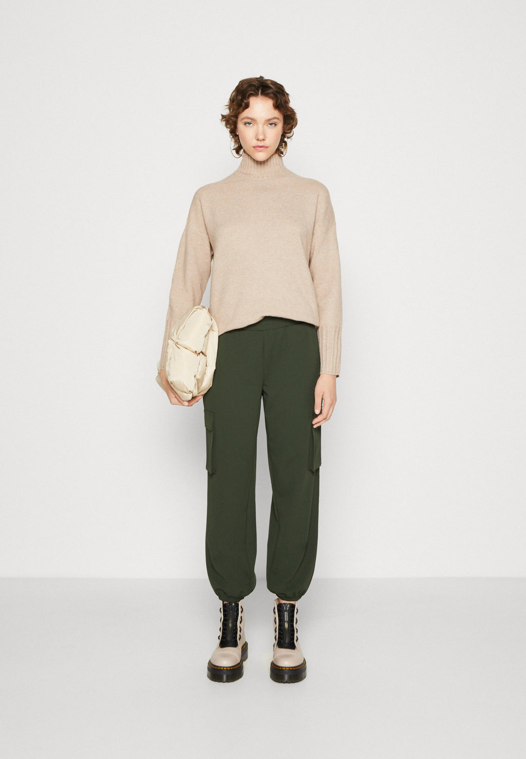 ONLOLA PANT Media 2