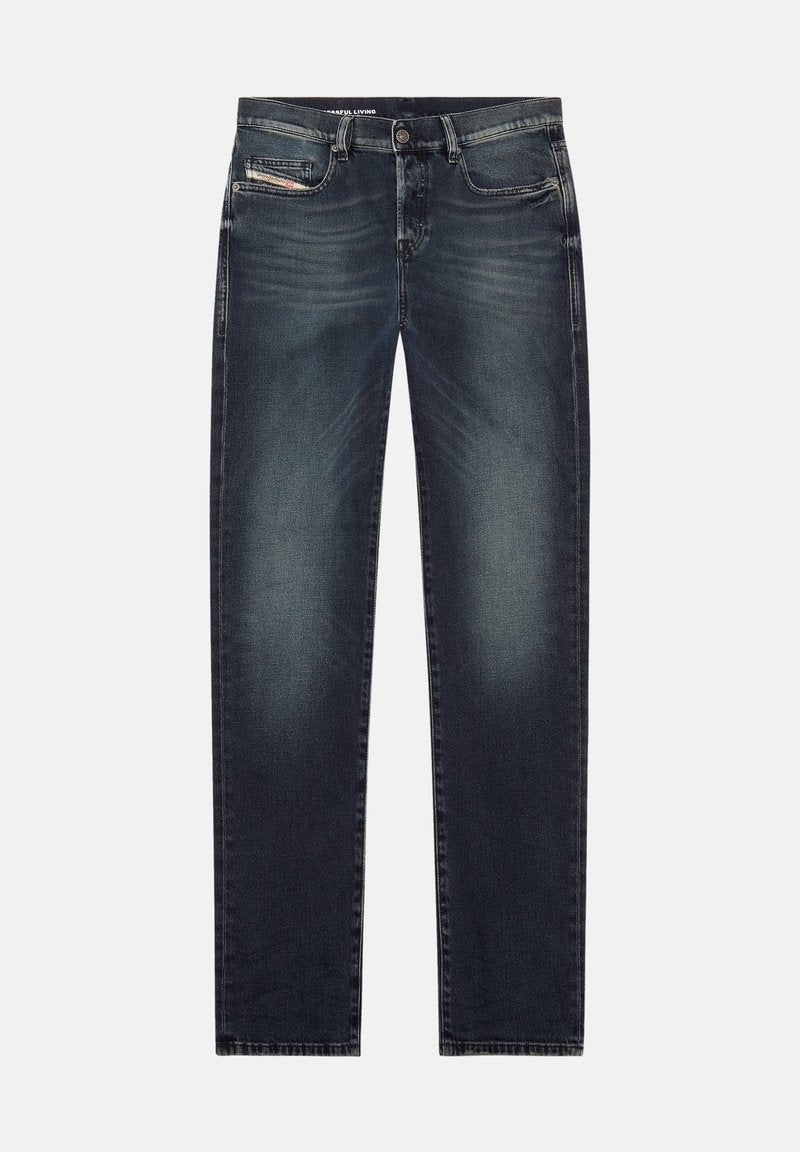 Dunkelblaue Jeans aus Denim mit geradem Bein- Schnitt, leichtem Verblassen an der Vorderseite, fünf Taschen und einem Knopfverschluss. Strapazierfähige Stofftextur.