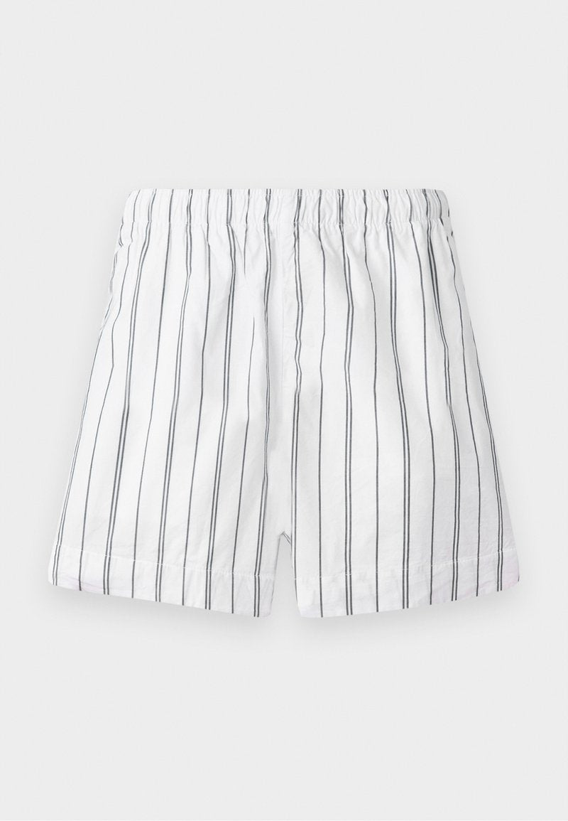 Weiße Shorts mit dünnen vertikalen grauen Streifen, einem elastischen Bund und einer bequemen Passform. Hergestellt aus leichtem Stoff für Atmungsaktivität.