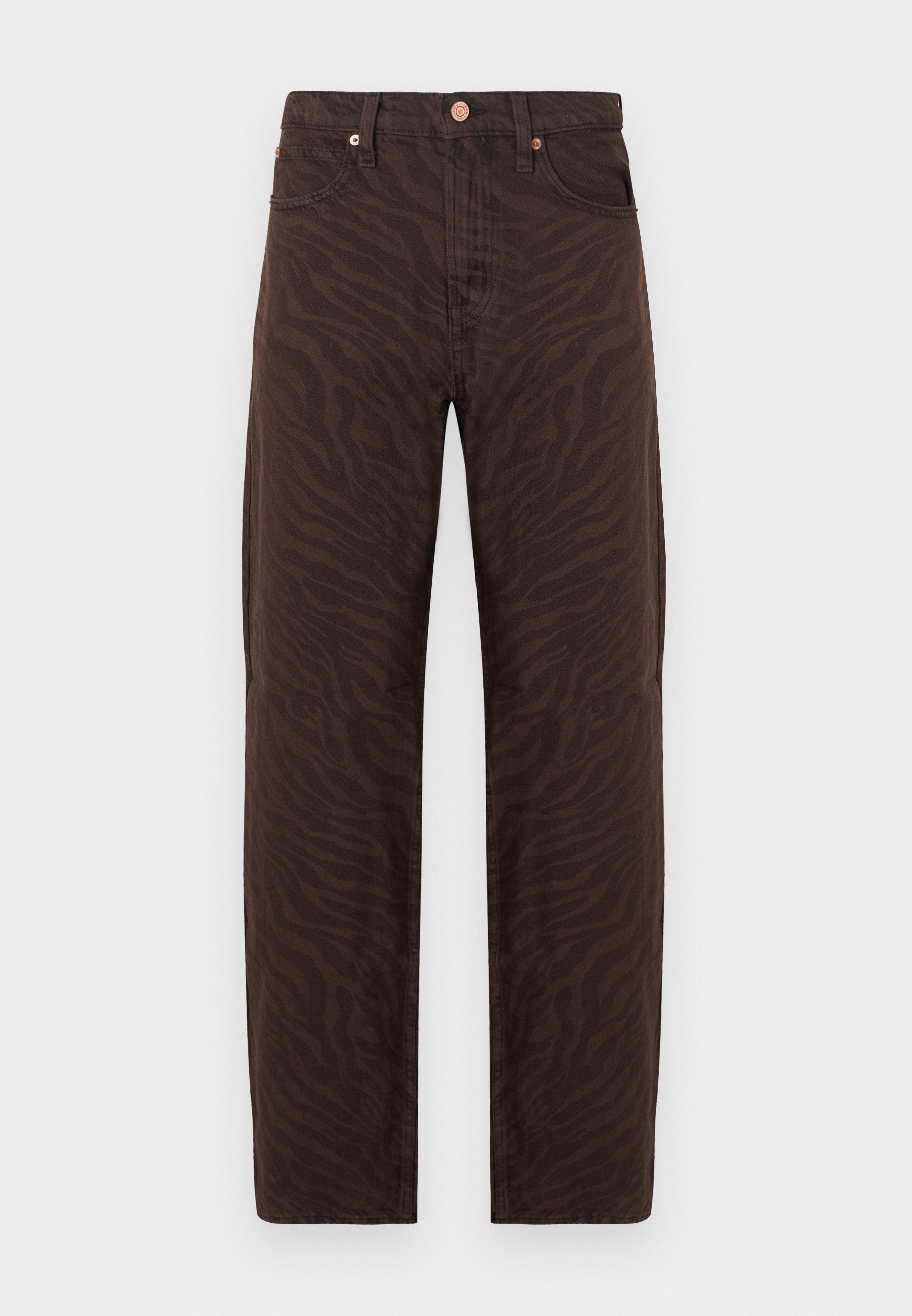 Braune, hoch taillierte Jeans mit dunklem Zebramuster, fünf Taschen, Knopfverschluss und geradem Beinanschnitt auf weißem Hintergrund.