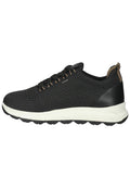 Schwarzer Sportschuh mit mesh-Obermaterial, gemusterter Textur, verstärktem Absatz aus schwarzem Leder und weißer Gummisohle mit Wellenmuster.