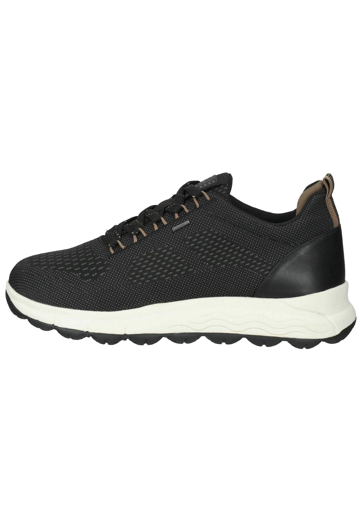 Schwarzer Sportschuh mit mesh-Obermaterial, gemusterter Textur, verstärktem Absatz aus schwarzem Leder und weißer Gummisohle mit Wellenmuster.